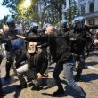 Milano, scontri tra militanti di destra e polizia al corteo per Ramelli: un manifestante rianimato a terra 01