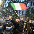Milano, scontri tra militanti di destra e polizia al corteo per Ramelli: un manifestante rianimato a terra 02