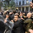Milano, scontri tra militanti di destra e polizia al corteo per Ramelli: un manifestante rianimato a terra 03