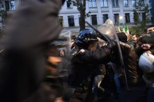 Milano, scontri tra militanti di destra e polizia al corteo per Ramelli: un manifestante rianimato a terra 05