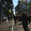 Milano, scontri tra militanti di destra e polizia al corteo per Ramelli: un manifestante rianimato a terra 06