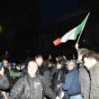Milano, scontri tra militanti di destra e polizia al corteo per Ramelli: un manifestante rianimato a terra 07