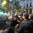 Milano, scontri tra militanti di destra e polizia al corteo per Ramelli: un manifestante rianimato a terra 08