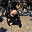 Milano, scontri tra militanti di destra e polizia al corteo per Ramelli: un manifestante rianimato a terra 09