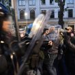 Milano, scontri tra militanti di destra e polizia al corteo per Ramelli: un manifestante rianimato a terra 10