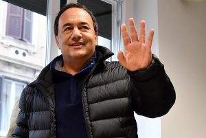 Mimmo Lucano rinviato a processo per gestione migranti a Riace
