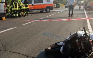 Monterotondo, incidente sulla via Salaria: moto contro furgone, morto un 62enne