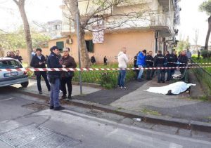 Napoli, ucciso a colpi di pistola davanti all'asilo del nipotino (foto Ansa)
