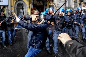Napoli, scontri disoccupati-polizia prima dell'arrivo di Zingaretti FOTO-VIDEO 01
