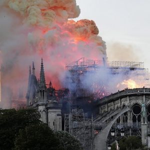 Notre Dame incendio, non c'è limite al peggio...in tv