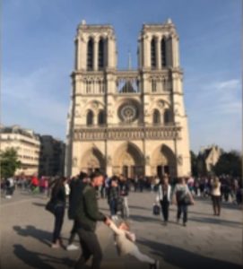 Notre-Dame: l'abbraccio tra padre e figlia un'ora prima dell'incendio2