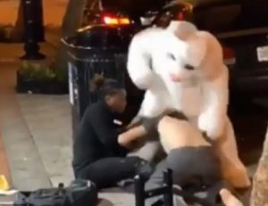 Florida, donna picchiata in strada: in sua difesa arriva uomo vestito da Easter Bunny