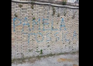 Pamela Mastropietro, la scritta sul muro a Macerata: "Tossica" FOTO