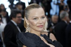 Pamela Anderson contro il Marsiglia: "Raccolta fondi per Notre-Dame? Date quei soldi ai bambini poveri"