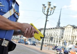 Pistola elettrica in dotazione alle forze dell'ordine da giugno: l'annuncio di Salvini
