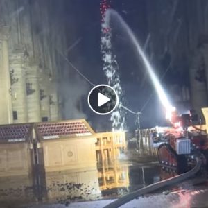 Notre-Dame, nella cattedrale in fiamme entra il robot dei Vigili del fuoco