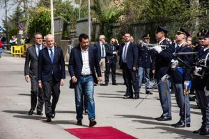 25 aprile, Salvini contestato in Sicilia: "Vi regalo libro di Saviano". E a Orlando: "Prepara gli scatoloni"