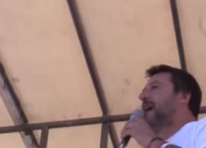 Salvini invita i bambini sul palco: "Figli nascano in Italia e non arrivino dai barconi"
