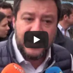 Salvini a M5s: "Preferisco i selfie al Viminale? Sto al ministero tutto il tempo necessario"