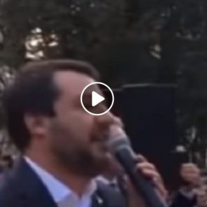Salvini a Perugia risponde al contestatore: "Mamma non ti ha detto che fare il dito medio non è educato?" VIDEO