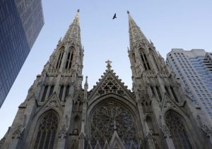 New York: forse suggestionato da Notre-Dame, folle fermato con le taniche di benzina davanti alla cattedrale di San Patrizio