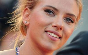 Scarlett Johansson inseguita in auto dai paparazzi: "Ho temuto di morire come Lady Diana"