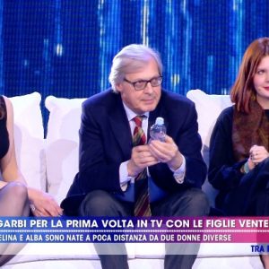 Live - Non è la d'Urso, Vittorio Sgarbi presenta le figlie: "Il padre è solo un incidente"