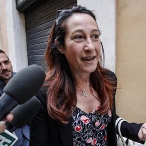 Migranti, Paola Taverna: "Lega dice che chiude porti ma in Ue si allea con chi non vuole ripartizione"