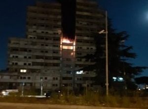 Napoli, incendio nella notte a Scampia: brucia la Vela Verde