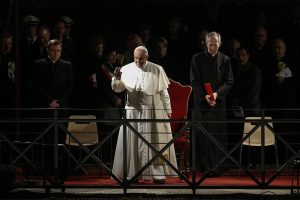  Papa Francesco alla Via Crucis prega per bimbi, migranti e donne