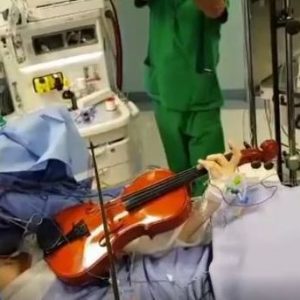 Taranto, operata di tumore al cervello mentre suona il violino