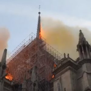 Notre-Dame, l'intervento dei 400 pompieri che hanno spento l’incendio