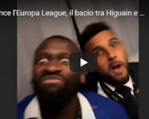 Chelsea, David Luiz bacia Gonzalo Higuain dopo la finale di Europa League VIDEO