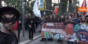 Bari, la protesta degli Zorro: "Noi, eroi mascherati contro Salvini" VIDEO