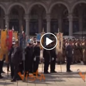 Milano, adunata nazionale degli Alpini: alzabandiera in piazza Duomo VIDEO