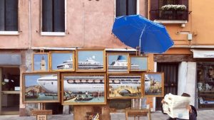 Banksy alla Biennale di Venezia: espone e viene allontanato dai vigili. La performance in un video