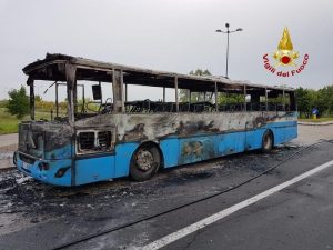 Rovigo, bus carico di studenti in fiamme: l'autista li fa scendere un attimo prima, tutti salvi