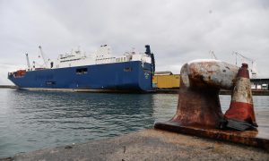 Genova, il cargo saudita Bahri Yambu carico di armi ha attraccato in porto, nonostante le proteste