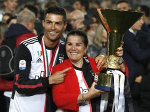 Juventus: Cristiano Ronaldo, la coppa scudetto e la mamma. FOTO