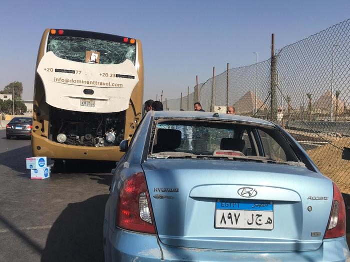 Il Cairo, esplode ordigno vicino a bus turistico: 16 feriti 2