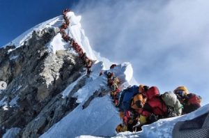 Everest: due ore di coda per salire in cima, ingorghi peggio della città