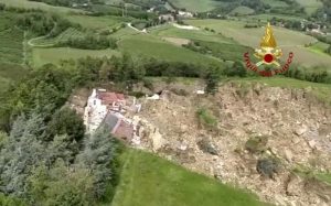 Maltempo in Emilia: allagato Crespellano, frana fa crollare una casa a Borgo Tossignano 