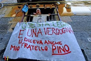Pino Daniele, a Napoli lo striscione del fratello Salvatore: "Salvini non lo vogliamo Questa Lega è una vergogna" FOTO