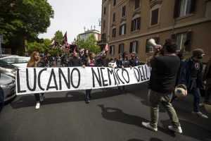 Mimmo Lucano a Roma, militante di Forza Nuova aggredisce un ragazzo