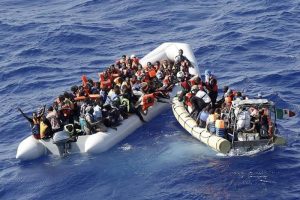 Migranti, Marina Militare italiana ne salva 36 su un barcone. Ira di Salvini: chiude i porti anche a loro