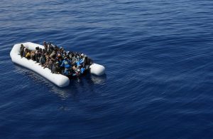 Migranti, nave migranti in avaria e bimba morta: allarme Ong