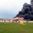Mosca, aereo atterra in fiamme: palla di fuoco sulla pista. Almeno 13 morti VIDEO 01
