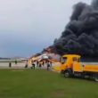 Mosca, aereo atterra in fiamme: palla di fuoco sulla pista. Almeno 13 morti VIDEO 02