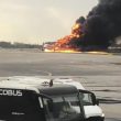 Mosca, aereo atterra in fiamme: palla di fuoco sulla pista. Almeno 13 morti VIDEO 04
