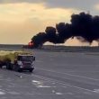 Mosca, aereo atterra in fiamme: palla di fuoco sulla pista. Almeno 13 morti VIDEO 05